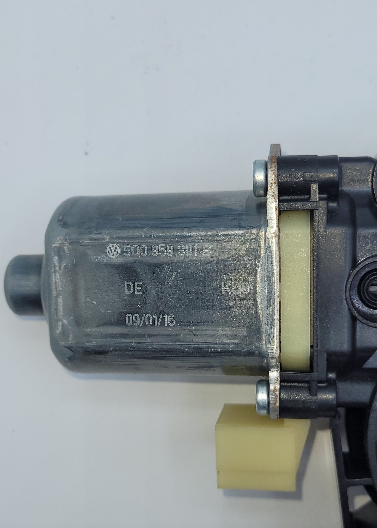 2015-2018 PORSCHE MACAN FRONT LEFT WINDOW MOTOR - 5Q0959801B