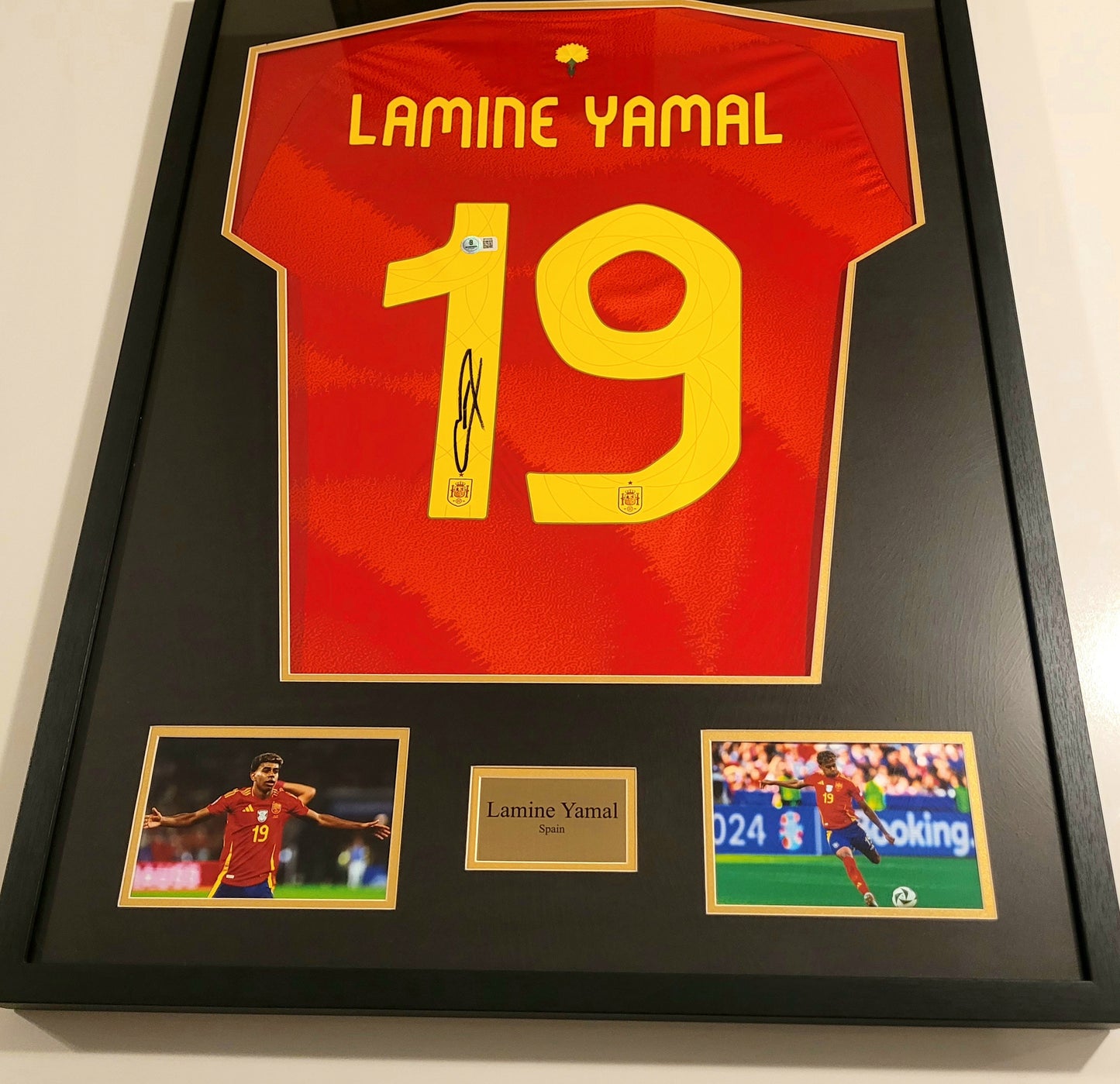 LAMINE YAMAL SIGNED SPAIN NATIONAL TEAM JERSEY BGS DISPLAY FRAME