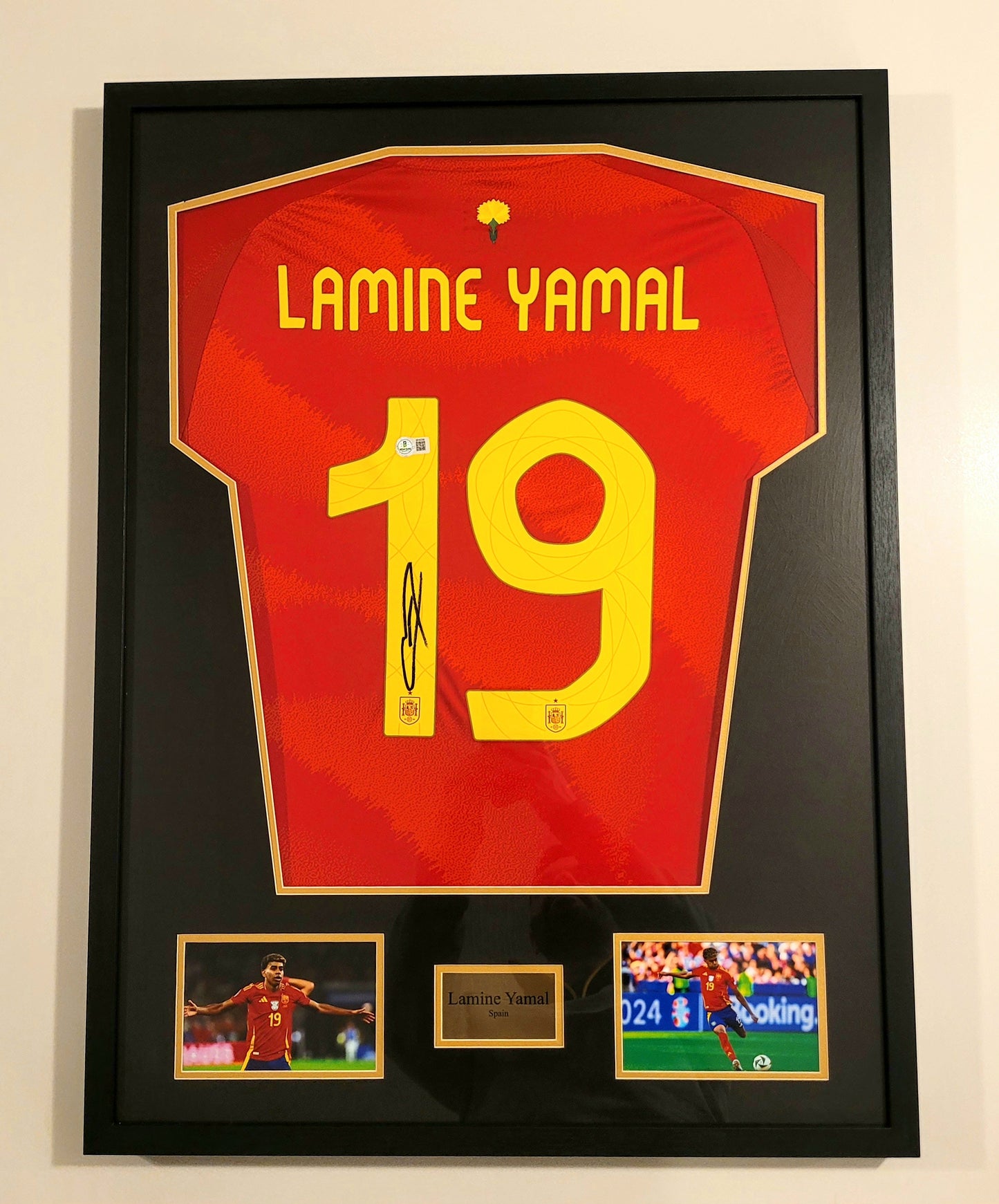 LAMINE YAMAL SIGNED SPAIN NATIONAL TEAM JERSEY BGS DISPLAY FRAME