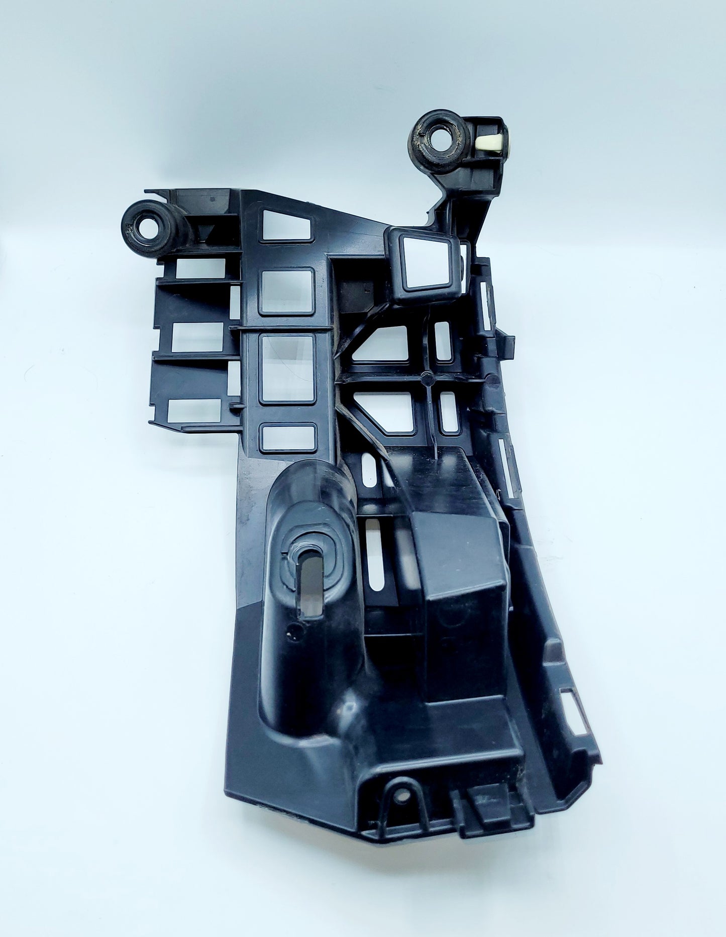 2015-2018 PORSCHE MACAN REAR LEFT BUMPER MOUNT BRACKET - 95B807483