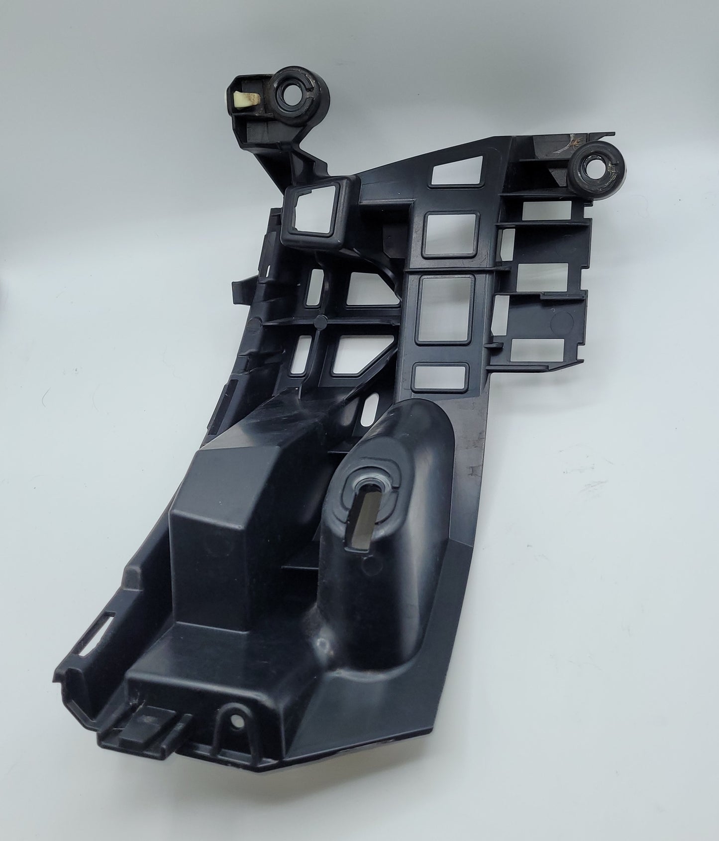 2015-2018 PORSCHE MACAN REAR RIGHT BUMPER MOUNT BRACKET -95B807484